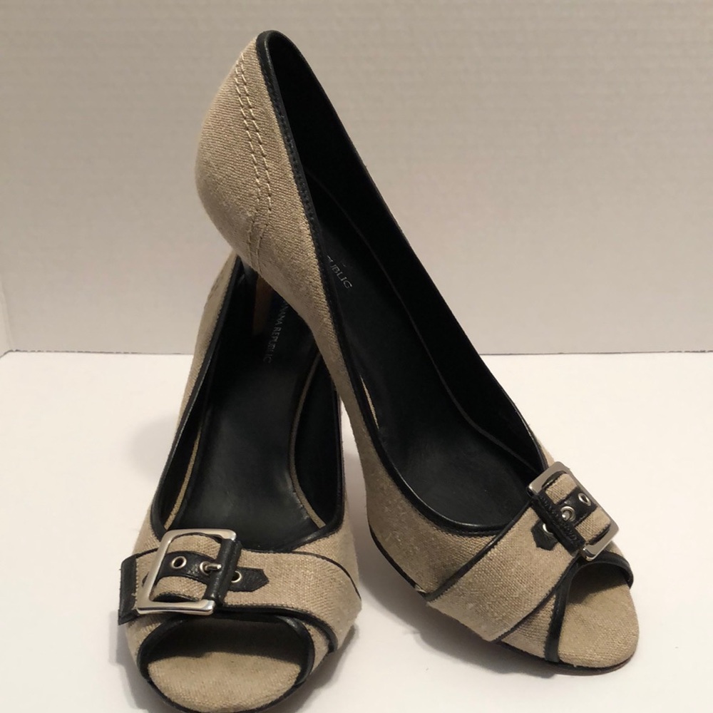 Banana Republic size 10 open two three inch heel pump